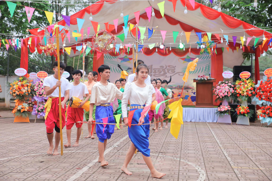 Học sinh Trường Hữu Nghị 80 trong một hoạt động văn hóa văn nghệ tại trường. Học sinh Trường Hữu Nghị 80 trong một hoạt động văn hóa văn nghệ tại trường.