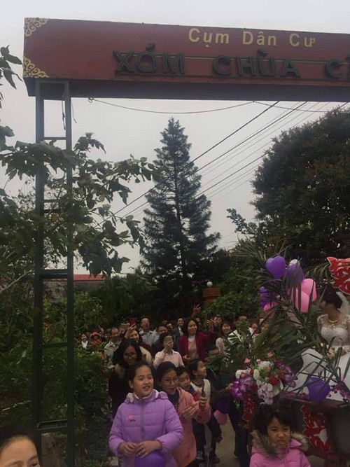 Rất đông bà con trong xóm đến chia vui.