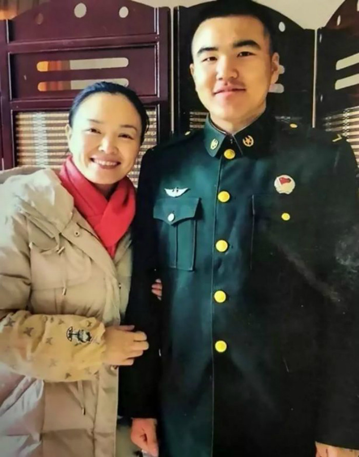 Cha mẹ lơ là, bé gái 9 tháng tuổi suýt mất mạng trên thang cuốn ảnh 3 Bé gái 9 tháng tuổi lộn nhào xuống thang cuốn vì cha mẹ lơ là