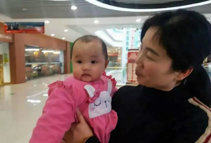 Cha mẹ lơ là, bé gái 9 tháng tuổi suýt mất mạng trên thang cuốn ảnh 4 Bé gái 9 tháng tuổi lộn nhào xuống thang cuốn vì cha mẹ lơ là