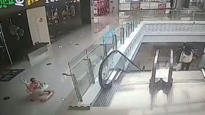 Bé gái 9 tháng tuổi lộn nhào xuống thang cuốn vì cha mẹ lơ là