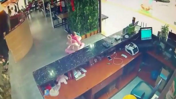 Cha mẹ để con 9 tháng tuổi một mình trong nhà hàng ở trung tâm thương mại mà không có sự giám sát. (Ảnh: AsiaWire). Bé gái 9 tháng tuổi lộn nhào xuống thang cuốn vì cha mẹ lơ là