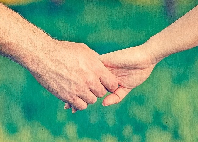 Cách nắm tay tiết lộ người ấy đang yêu bạn thế nào?