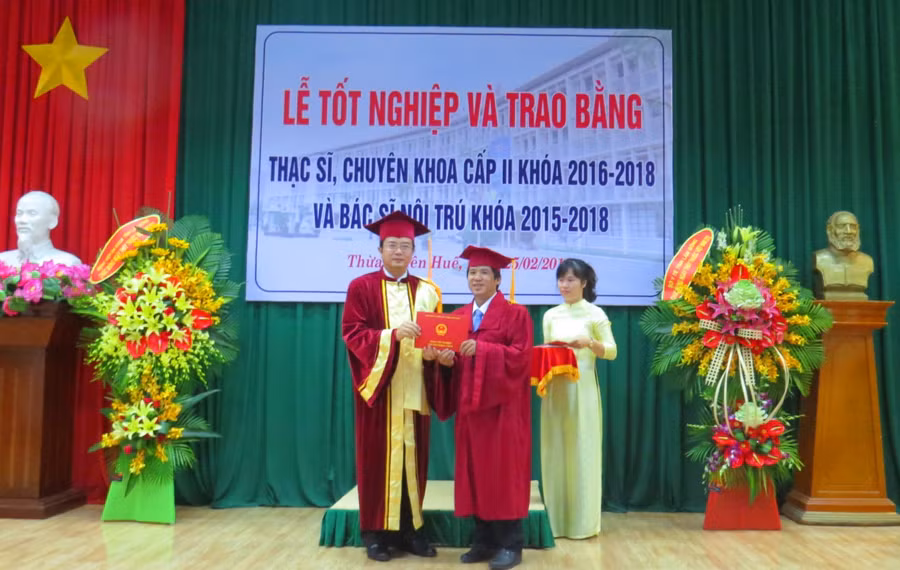  PGS.TS. Nguyễn Vũ Quốc Huy - Phó Hiệu trưởng phụ trách Trường ĐH Y dược, ĐH Huế trao bằng cho học viên tại lễ tốt nghiệp