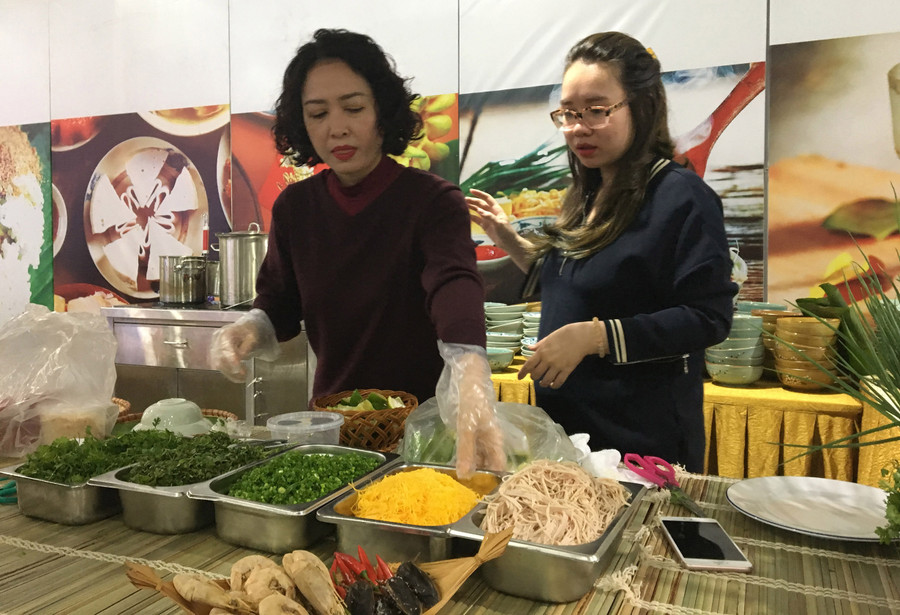 Chuẩn bị các món ăn truyền thống phục vụ phóng viên báo chí quốc tế và trong nước Chuẩn bị các món ăn truyền thống phục vụ phóng viên báo chí quốc tế và trong nước