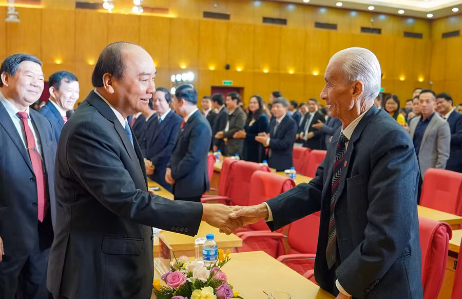 Thủ tướng Nguyễn Xuân Phúc thăm hỏi đại biểu dự lễ kỷ niệm