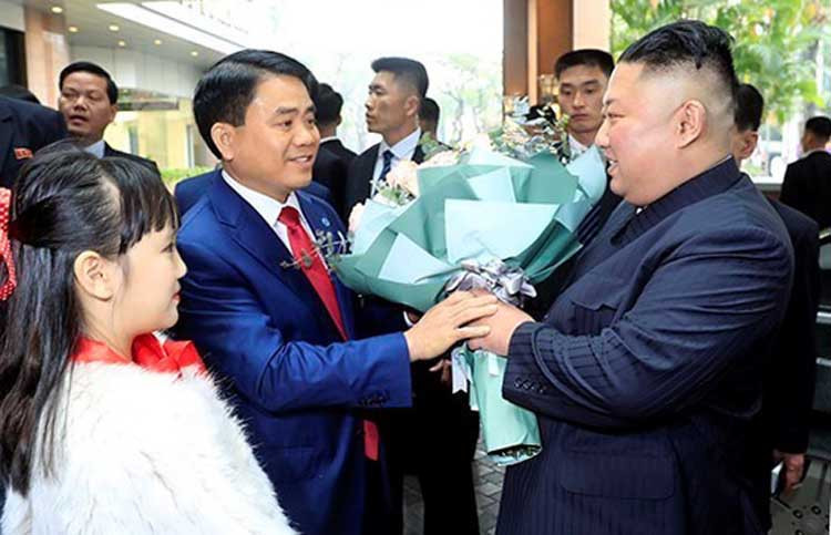 Chủ tịch UBND Hà NộiNguyễn Đức Chung đón ông Kim Jong-un tại sảnh khách sạn Melia. Ảnh:VGP.