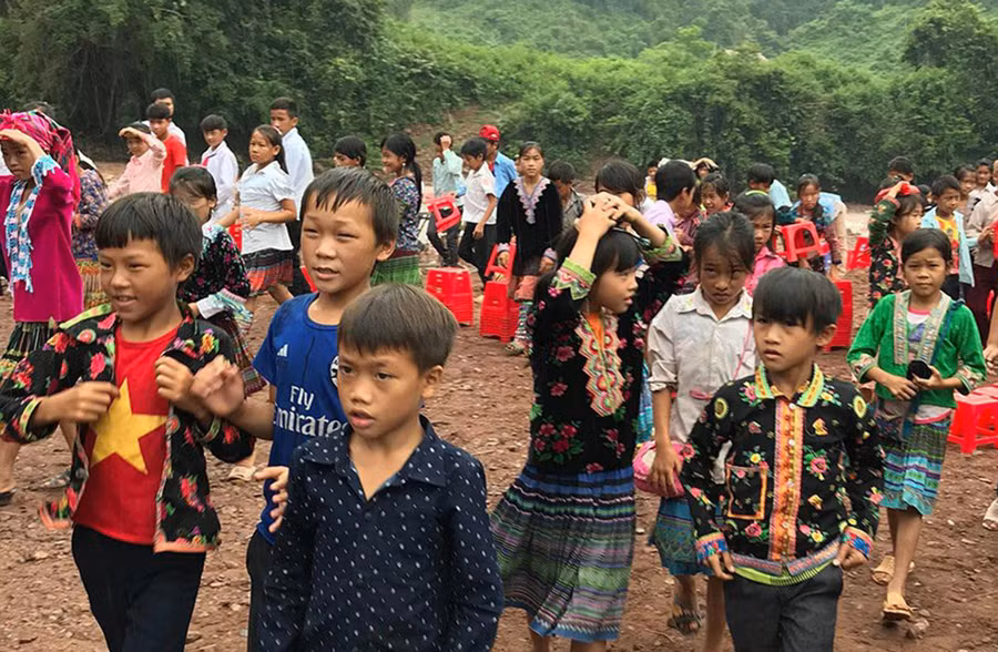 Học sinh Mường Tè (ĐIện Biên) trên đường tới trường