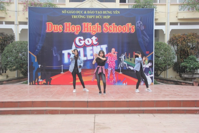 Chương trình “Duc Hop High School’s Got Talent” của Trường THPT Đức Hợp trong giờ chào cờ Chương trình “Duc Hop High School’s Got Talent” của Trường THPT Đức Hợp trong giờ chào cờ