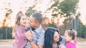 Hành động của cô bé 8 tuổi khiến cha dượng rơi nước mắt