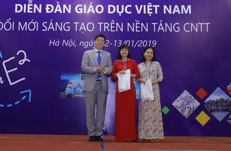 Cô Nguyễn Thị Diến (giữa) nhận giải Nhất tại Diễn đàn GD Việt Nam Đổi mới sáng tạo trên nền tảng công nghệ thông tin năm 2019