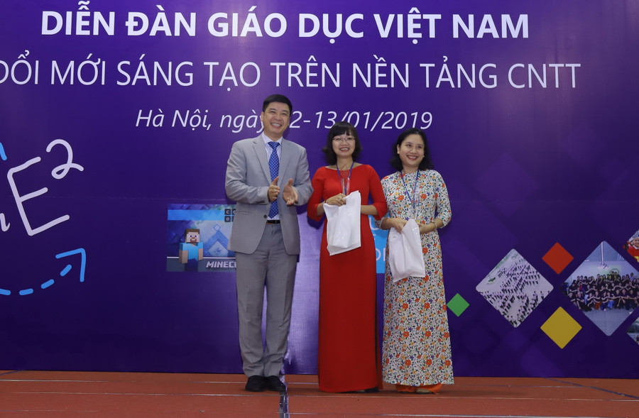 Cô Nguyễn Thị Diến (giữa) nhận giải Nhất tại Diễn đàn GD Việt Nam Đổi mới sáng tạo trên nền tảng công nghệ thông tin năm 2019