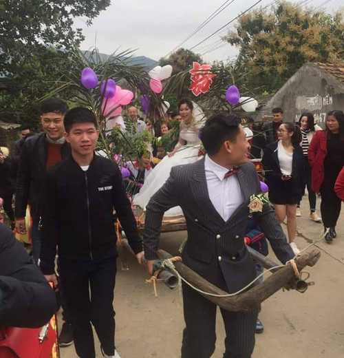 ... và cô dâu cũng như hai họ đều rất vui.