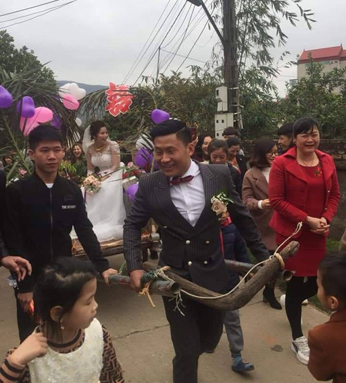 Chuyến xe hạnh phúc của đôi vợ chồng son.