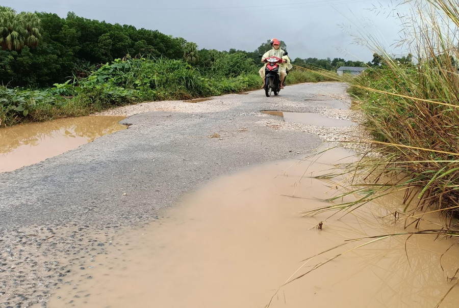 Tuyến đường với chi chít “ổ gà, ổ voi”. Tuyến đường với chi chít “ổ gà, ổ voi”.