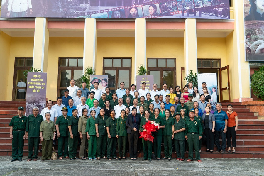 Bộ phim “915” là món quà tri ân, bày tỏ lòng biết ơn sâu sắc của Đảng bộ, chính quyền nhân dân các dân tộc tỉnh Thái Nguyên, tỉnh Bắc Kạn gửi tới các anh hùng liệt sĩ nhân dịp kỷ niệm Ngày thương binh liệt sỹ 27/7. Bộ phim “915” là món quà tri ân, bày tỏ lòng biết ơn sâu sắc của Đảng bộ, chính quyền nhân dân các dân tộc tỉnh Thái Nguyên, tỉnh Bắc Kạn gửi tới các anh hùng liệt sĩ nhân dịp kỷ niệm Ngày thương binh liệt sỹ 27/7.
