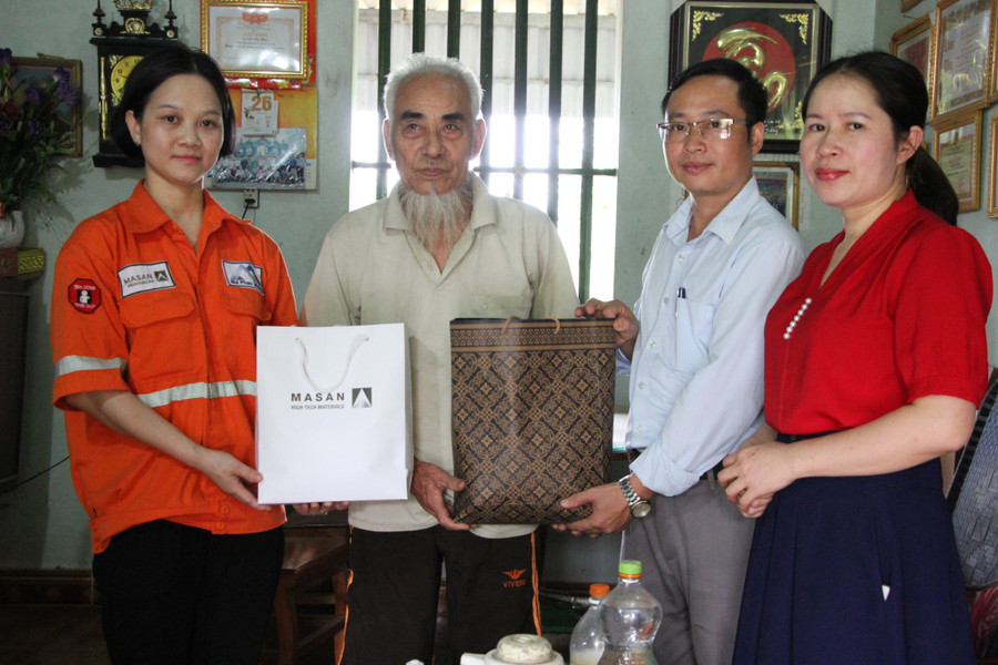 Tặng quà các đối tượng chính sách tại xã Tân Linh, Đại Từ, Thái Nguyên. Tặng quà các đối tượng chính sách tại xã Tân Linh, Đại Từ, Thái Nguyên.