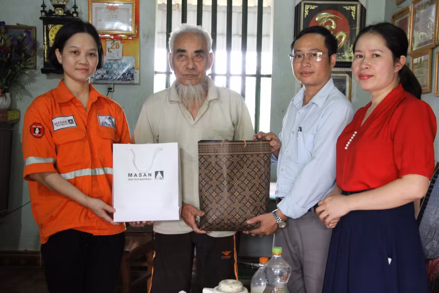 Tặng quà các đối tượng chính sách tại xã Tân Linh, Đại Từ, Thái Nguyên.