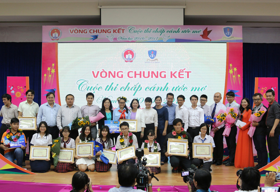 Các thí sinh đạt giải cao chup hình cùng Ban giám khảo và Ban tổ chức cuộc thi