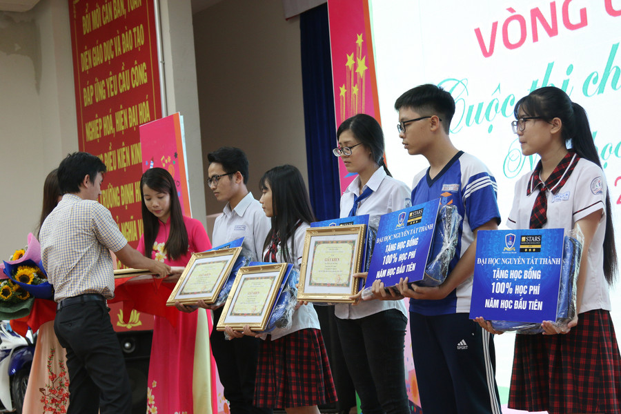 Đại diện Trường Đại học Nguyễn Tất Thành trao giải cho học sinh
