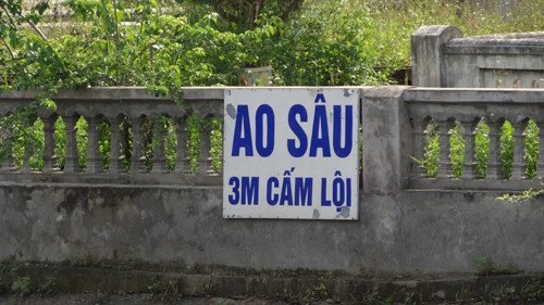 Sâu cỡ này thì sao lội được.