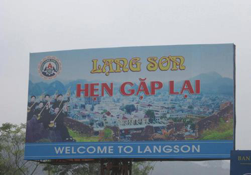 Panô chào mừng trái ngược nhau giữa hai thứ tiếng.