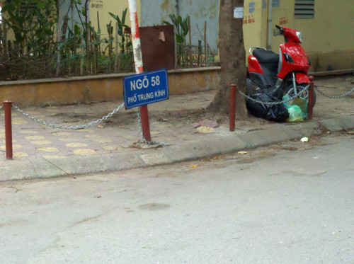 Biển tên ngõ dành cho những người có chiều cao khiêm tốn.