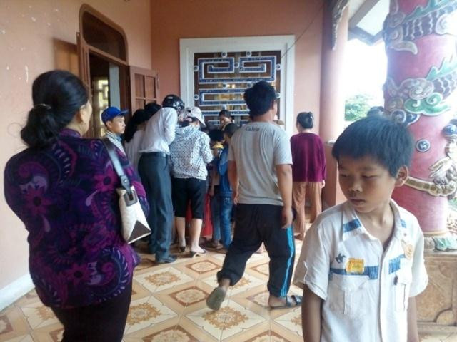 Hàng trăm người kéo nhau vào chùa xem rùa lạ
