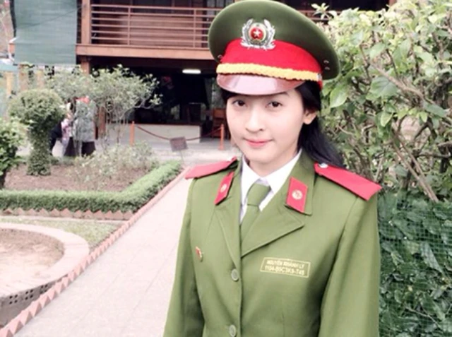 Nữ sinh Cảnh sát Cơ động gây “sốt” mạng vì quá xinh