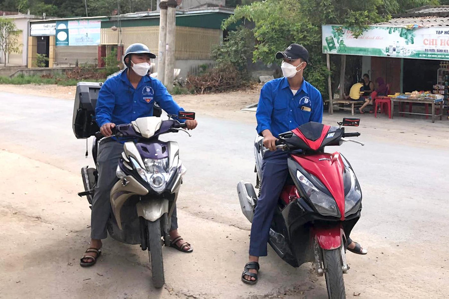 Đoàn thanh niên xã Nghi Quang sử dụng loa lưu động để tuyên truyền người dân phòng chống dịch sốt xuất huyết.