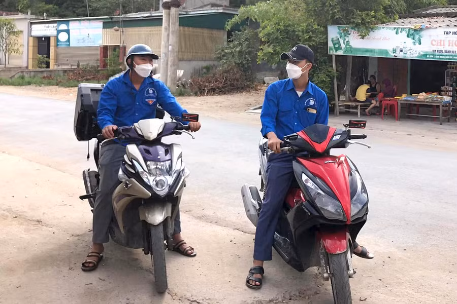 Đoàn thanh niên xã Nghi Quang sử dụng loa lưu động để tuyên truyền người dân phòng chống dịch sốt xuất huyết.