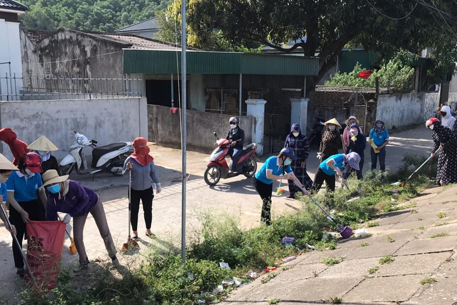 Người dân xã Nghi Quang dọn dẹp vệ sinh những khu vực có muỗi sinh sống.