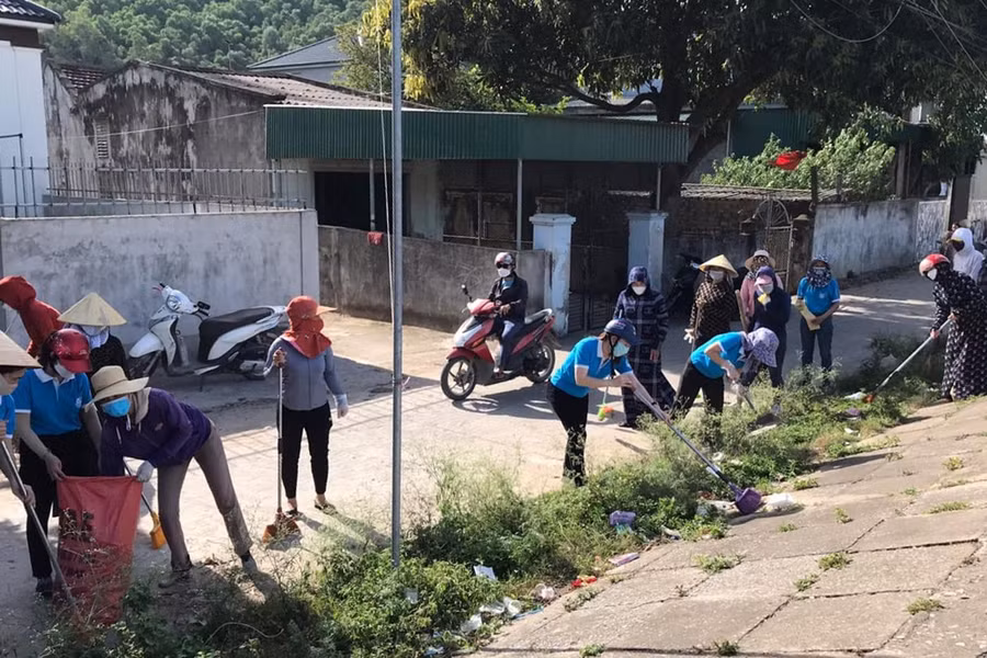 Người dân xã Nghi Quang dọn dẹp vệ sinh những khu vực có muỗi sinh sống.