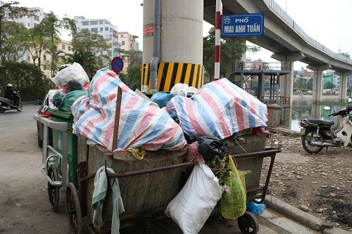Đầu phố Mai Anh Tuấn cũng xảy ra tình trạng tương tự.