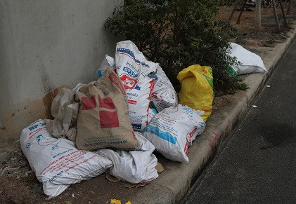 Ở tuyến phố Hoàng Cầu, rác thải được đựng trong hững bao chứa, vứt tràn lan dưới gầm đường sắt trên cao.