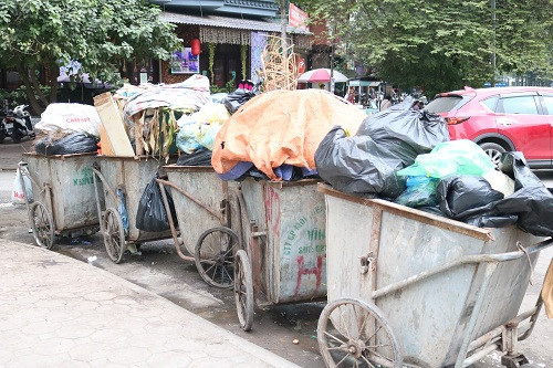 Phố Duy Tân là điểm nóng về viêc rác thải ùn ứ. Sau nhiều ngày không được thu dọn đã bốc mùi, chảy nước hôi tanh. Nhiều công nhân vệ sinh môi trường cho biết vì xe chở rác bị người dân ngăn cản không thể vào được khu Liên hợp xử lý rác thải Nam Sơn nên dẫn đến tình trạng quá tải. Mặc dù đã khắc phục tạm thời bằng cách rắc vôi bột nhưng không mấy hiệu quả.