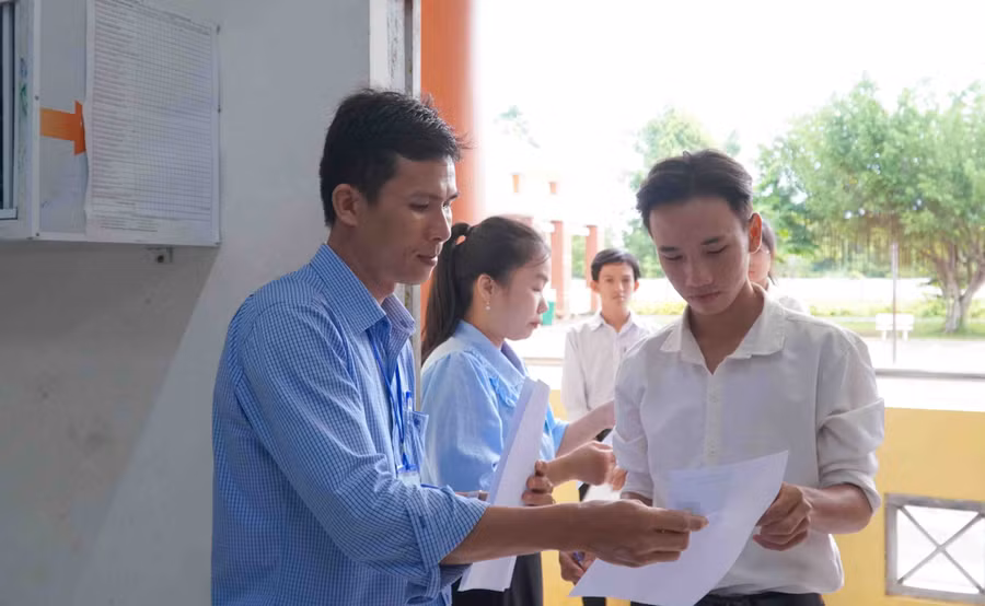 Cán bộ làm nhiệm vụ, giám thị coi thi và thí sinh nghiêm túc thực hiện quy chế thi.