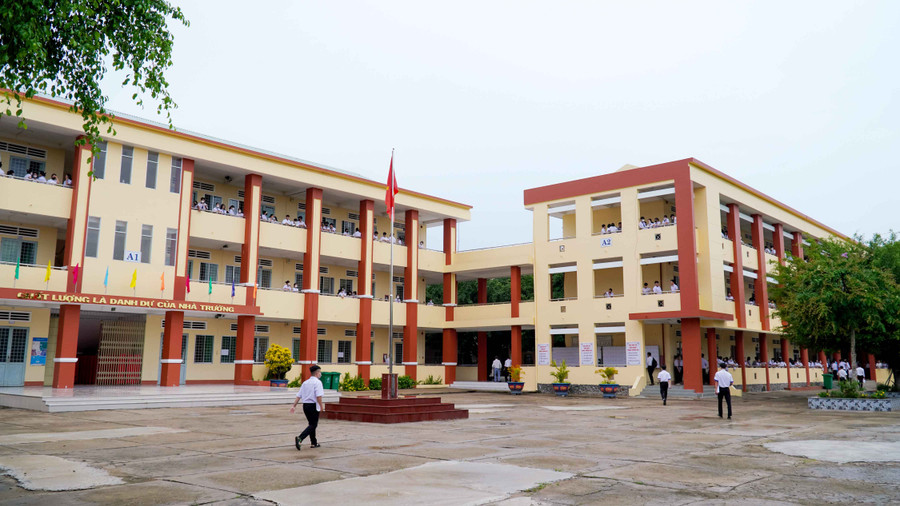 Các thí sinh Kiên Giang bước vào khu vực thi tốt nghiệp THPT. Các thí sinh Kiên Giang bước vào khu vực thi tốt nghiệp THPT.