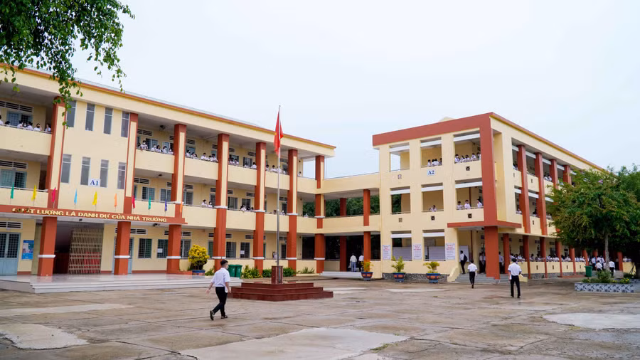 Các thí sinh Kiên Giang bước vào khu vực thi tốt nghiệp THPT.