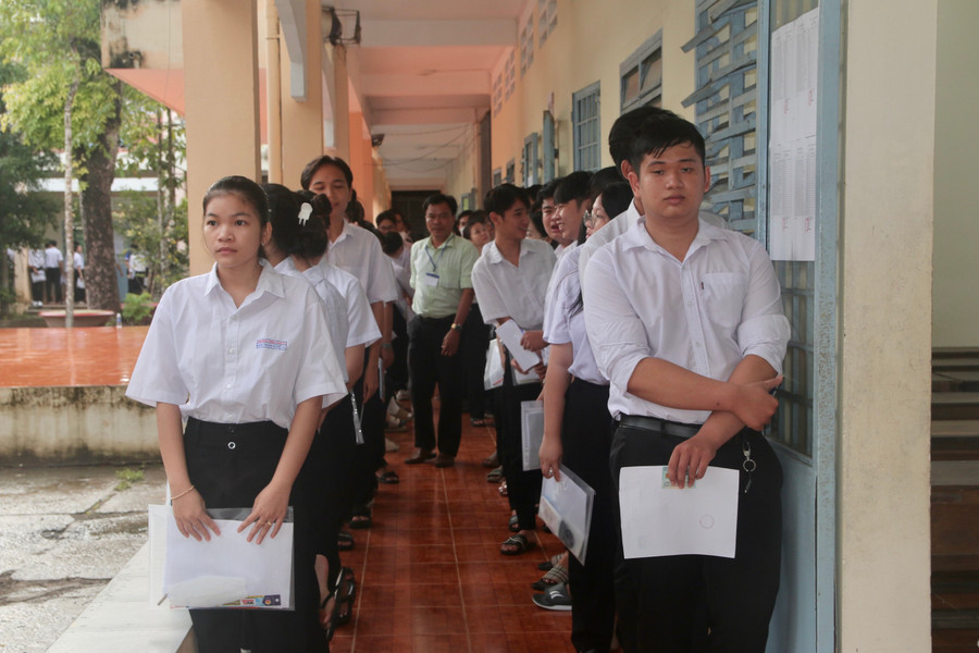 Thí sinh chờ làm thủ tục vào phòng thi tại điểm thi Trường THPT Tầm Vu. Thí sinh chờ làm thủ tục vào phòng thi tại điểm thi Trường THPT Tầm Vu.