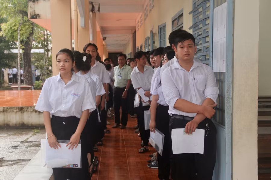 Thí sinh chờ làm thủ tục vào phòng thi tại điểm thi Trường THPT Tầm Vu.