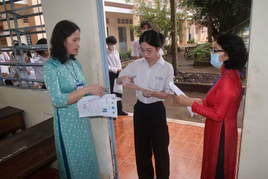 Thí sinh làm thủ tục vào phòng thi.