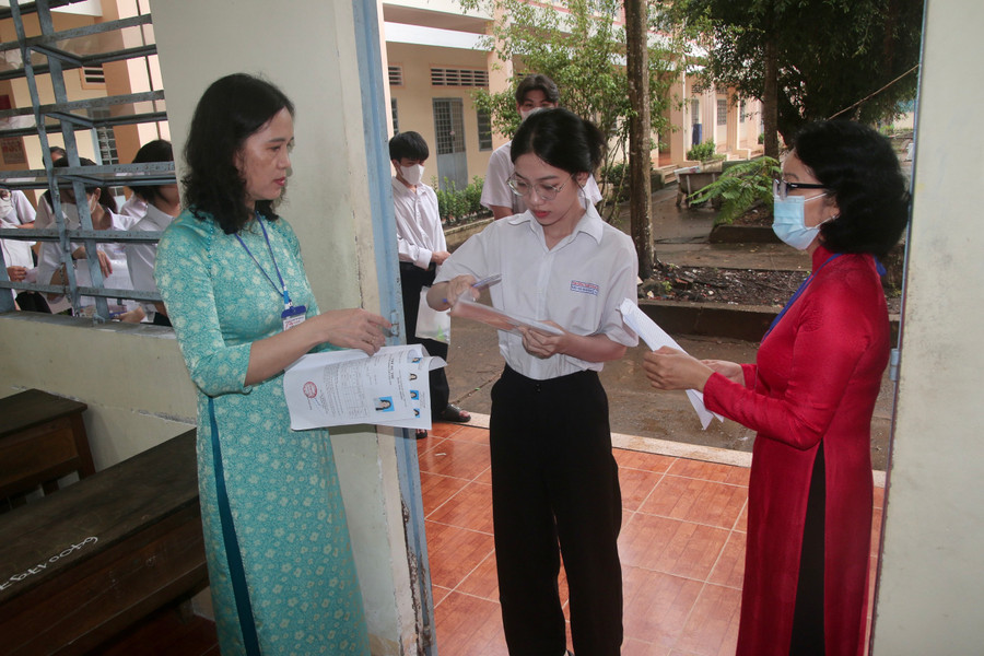 Thí sinh làm thủ tục vào phòng thi. Thí sinh làm thủ tục vào phòng thi.