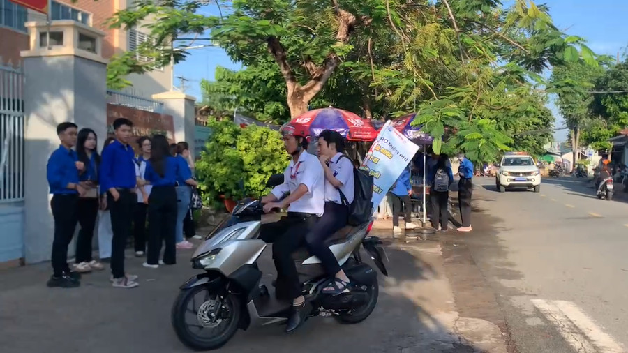 Lực lượng tình nguyện viên đón thí sinh Kiệt đến điểm thi đúng giờ quy định. Lực lượng tình nguyện viên đón thí sinh Kiệt đến điểm thi đúng giờ quy định.