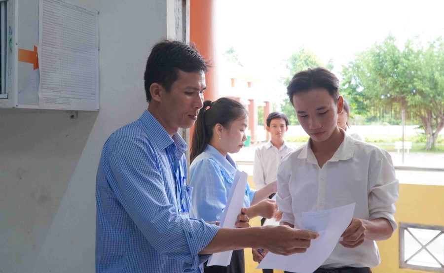 Cán bộ làm nhiệm vụ, giám thị coi thi và thí sinh nghiêm túc thực hiện quy chế thi. Cán bộ làm nhiệm vụ, giám thị coi thi và thí sinh nghiêm túc thực hiện quy chế thi.