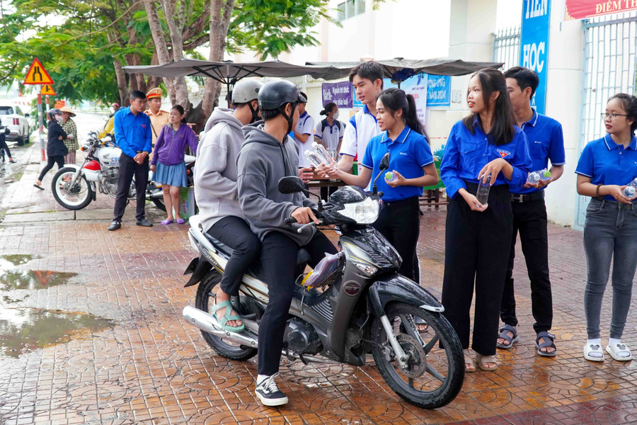 Lực lượng tình nguyện viên tích cực hỗ trợ thí sinh tham gia kỳ thi. Lực lượng tình nguyện viên tích cực hỗ trợ thí sinh tham gia kỳ thi.