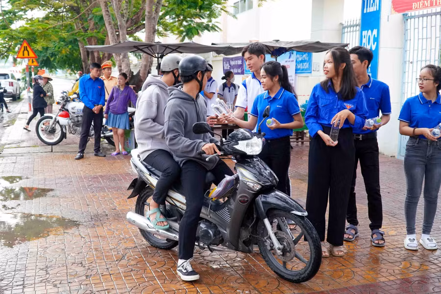 Lực lượng tình nguyện viên tích cực hỗ trợ thí sinh tham gia kỳ thi.