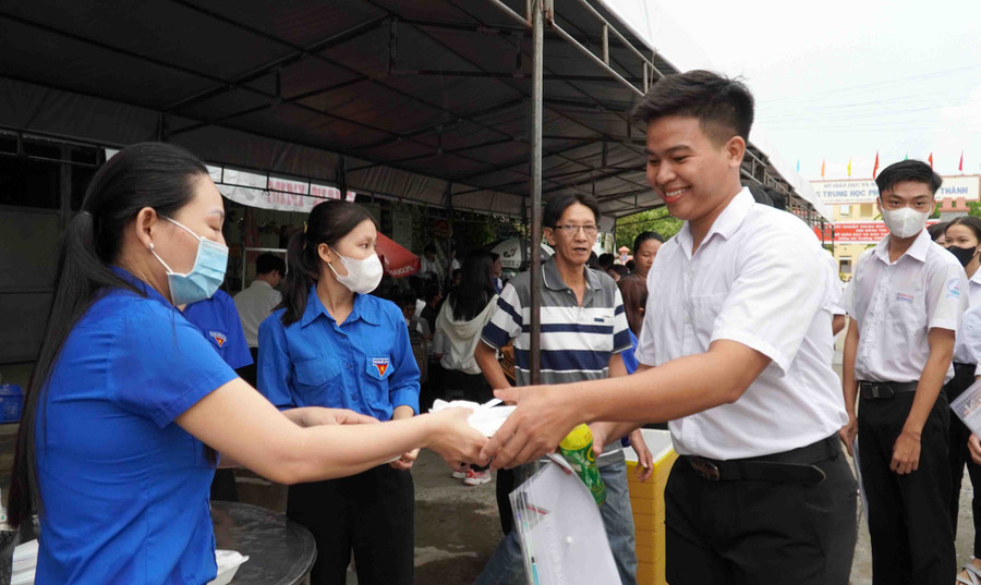 Các tình nguyện viên hỗ trợ thí sinh. Các tình nguyện viên hỗ trợ thí sinh.