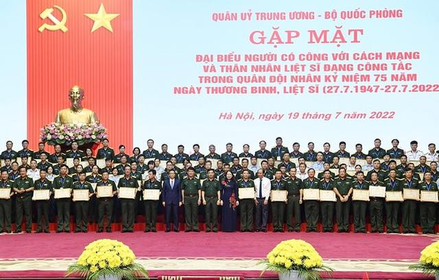 Bộ Quốc phòng tổ chức gặp mặt đại biểu người có công và thân nhân liệt sĩ đang công tác trong quân đội - Ảnh: VGP/Nhật Nam