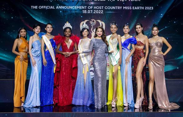 Trương Ngọc Ánh ký kết hợp đồng đưa Miss Earth về Việc Nam với bà Lorraine Schuck, Phó Chủ tịch tổ chức Miss Earth có sự góp mặt của hai Hoa hậu Miss Earth 2020 và 2021 - Lindsey Coffey và Destiny Wagner